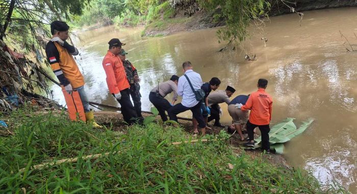 Jenazah Pria Ditemukan Mengambang di Sungai Pancir Jombang
