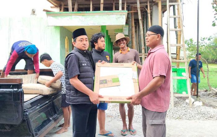 Jumat Berkah, Jatanras Satreskrim Polres Tuban Sumbang Puluhan Kardus Keramik dan Semen Jumat Berkah, Jatanras Satreskrim Polres Tuban Sumbang Puluhan Kardus Keramik dan Semen