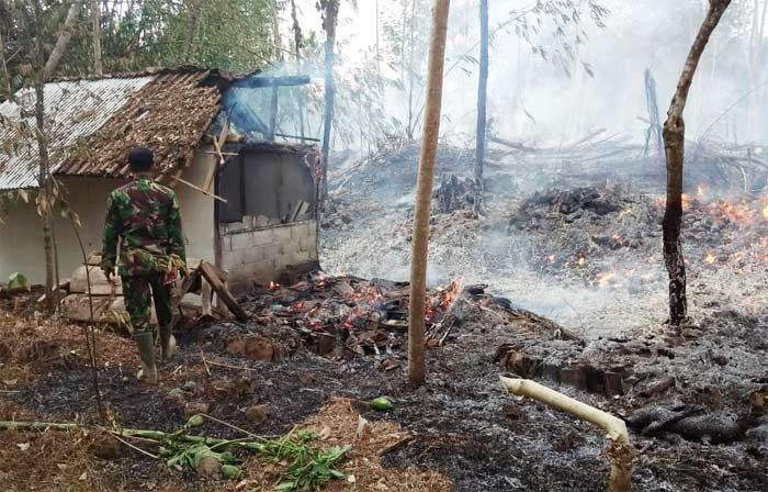 Sebuah Rumah di Banjarsari Pacitan Gosong Dilalap Api Sebuah Rumah di Banjarsari Pacitan Gosong Dilalap Api