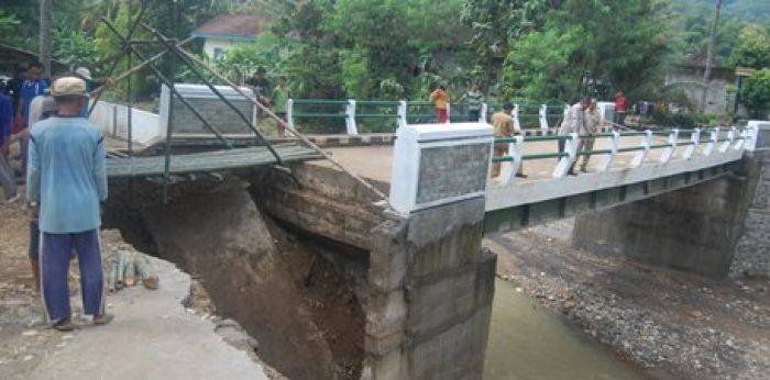 Baru 3 Bulan, Jembatan Pengkol Trenggalek Sudah Ambrol