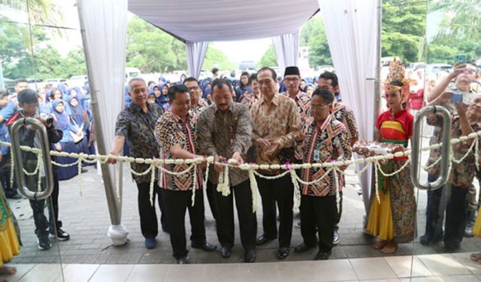 Bupati Kediri: Pilih Kampus yang Terbaik Demi Masa Depanmu Bupati Kediri: Pilih Kampus yang Terbaik Demi Masa Depanmu