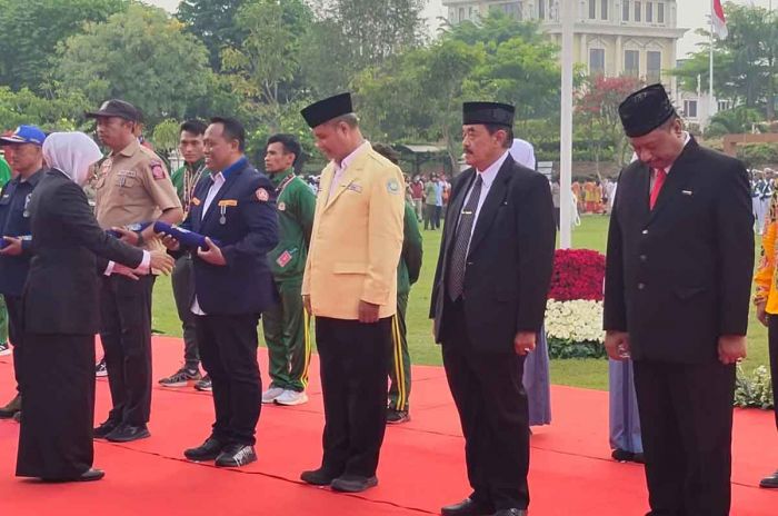 Peringati Hari Pahlawan 2022, Gubernur Khofifah Serahkan Lencana Jer Basuki Mawa Beya Peringati Hari Pahlawan 2022, Gubernur Khofifah Serahkan Lencana Jer Basuki Mawa Beya
