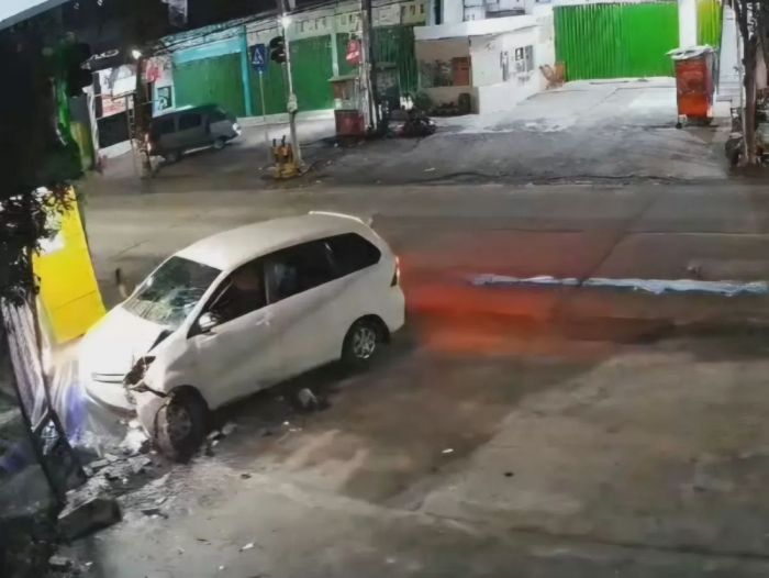 Mobil Oleng Hantam Halte Trans Jatim Dini Hari di Lamongan Terekam CCTV