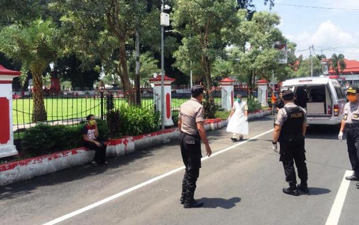 Demam dan Batuk, Penumpang KA dari Bandung Dievakuasi ke RSUD Mardi Waluyo Kota Blitar Demam dan Batuk, Penumpang KA dari Bandung Dievakuasi ke RSUD Mardi Waluyo Kota Blitar