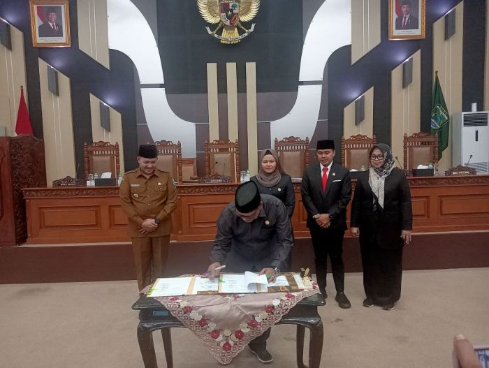 Rapat Paripurna DPRD Kabupaten Pasuruan, Ketua Fraksi Gabungan Sampaikan Kritik untuk Bupati Rapat Paripurna DPRD Kabupaten Pasuruan, Ketua Fraksi Gabungan Sampaikan Kritik untuk Bupati