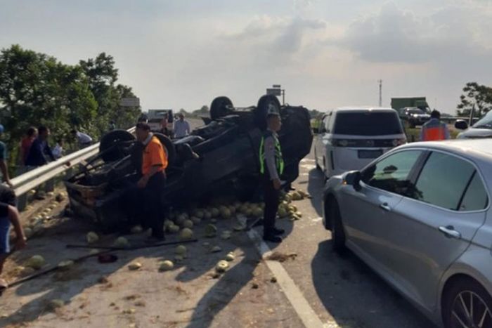 Kurang Konsetrasi, Hiace Tabrak Pikap Bermuatan Melon Hingga Terbalik Kurang Konsetrasi, Hiace Tabrak Pikap Bermuatan Melon Hingga Terbalik