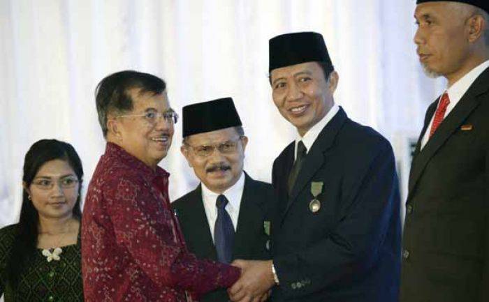 Bupati Tuban Terima Penghargaan Satyalencana Bupati Tuban Terima Penghargaan Satyalencana