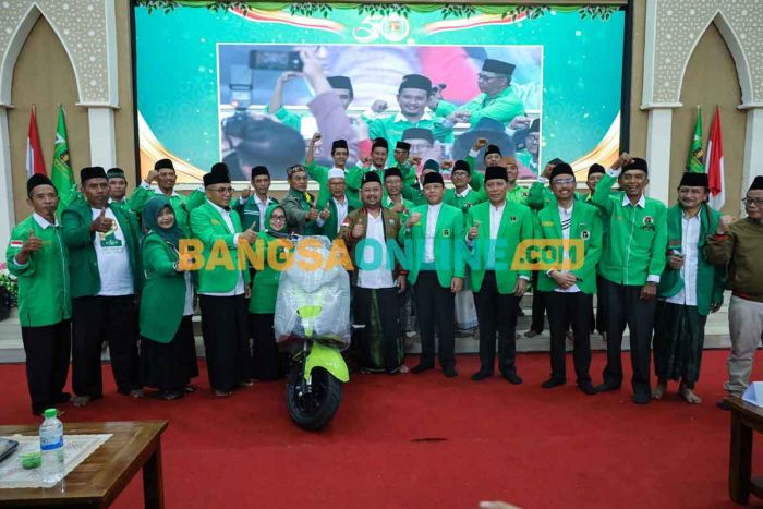 Hadiri Harlah PPP ke-50, Bupati Gresik Bantu 18 Motor Listrik