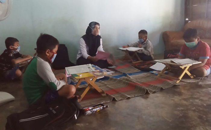 Kangen Anak Didik, Guru SD di Lopang Lamongan Mengajar Door to Door Kangen Anak Didik, Guru SD di Lopang Lamongan Mengajar Door to Door