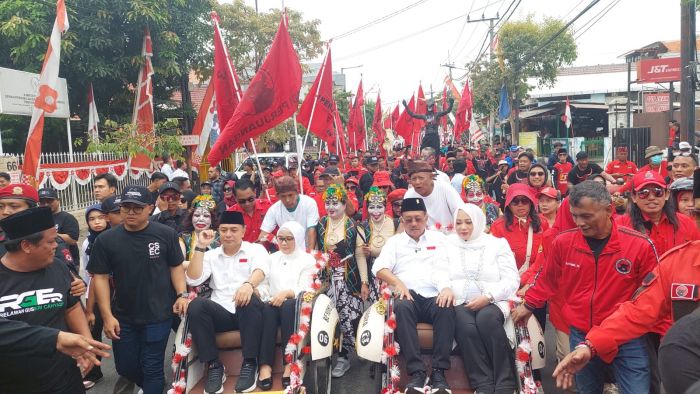 Diiringi Pawai, Eri-Armuji Berangkat Daftar Pilwali ke KPU Surabaya Naik Becak Diiringi Pawai, Eri-Armuji Berangkat Daftar Pilwali ke KPU Surabaya Naik Becak