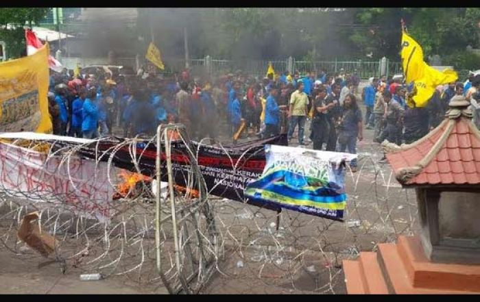 Pemerintahan Jokowi Dianggap Gagal, Mahasiswa PMII Salat Gaib dan Bakar Keranda Mayat Pemerintahan Jokowi Dianggap Gagal, Mahasiswa PMII Salat Gaib dan Bakar Keranda Mayat