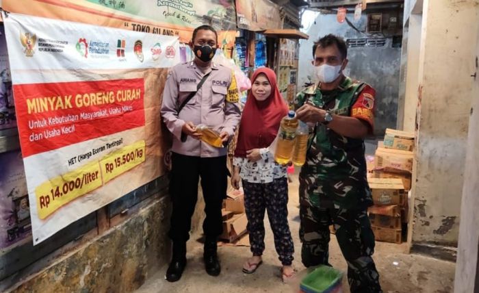 Babinsa Kandangan Bersama Bhabinkamtibmas Pantau Harga Minyak Goreng di Pasar Babinsa Kandangan Bersama Bhabinkamtibmas Pantau Harga Minyak Goreng di Pasar