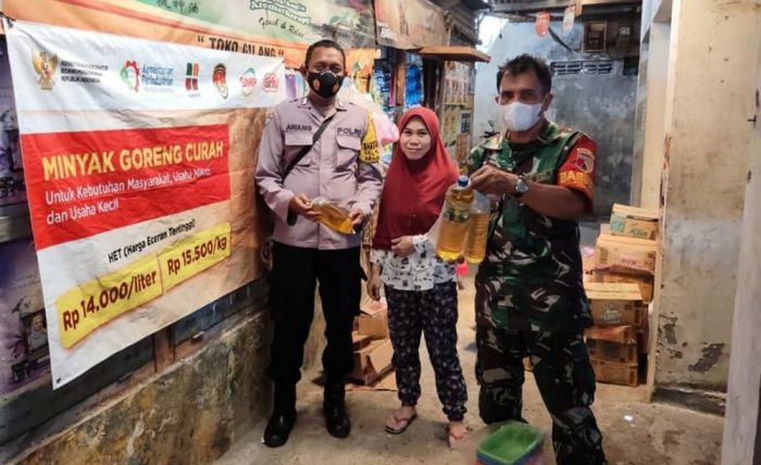 Babinsa Kandangan Bersama Bhabinkamtibmas Pantau Harga Minyak Goreng di Pasar