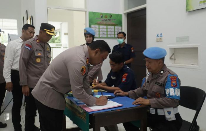 Tes Urine Mendadak Jajaran Polres Tuban, Kapolres hingga Kapolsek Turut Dites