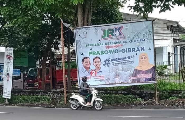 Pasang Ratusan Spanduk, JRK Tapal Kuda Tegak Lurus dengan Khofifah Menangkan Prabowo-Gibran Pasang Ratusan Spanduk, JRK Tapal Kuda Tegak Lurus dengan Khofifah Menangkan Prabowo-Gibran