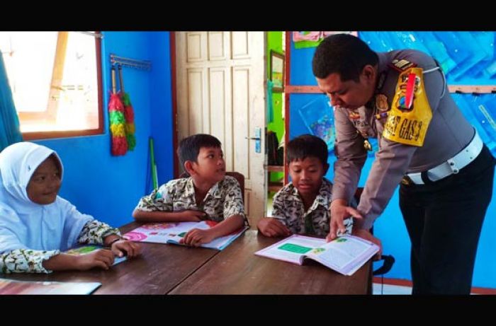 Guru Honorer Mogok, Polisi yang Gantikan Mengajar Siswa di Kelas SDN Sidodadi 2