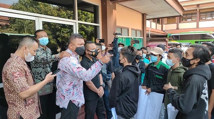 Desak Oknum Dosen Mesum Dipecat, Sejumlah Mahasiswa IAIN Kediri Demo Rektorat Desak Oknum Dosen Mesum Dipecat, Sejumlah Mahasiswa IAIN Kediri Demo Rektorat