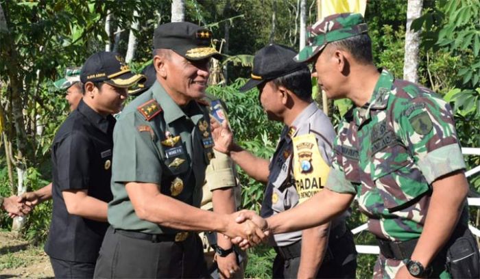 Pangdam V Brawijaya Tutup Gelaran TMMD 105 di Trenggalek Pangdam V Brawijaya Tutup Gelaran TMMD 105 di Trenggalek