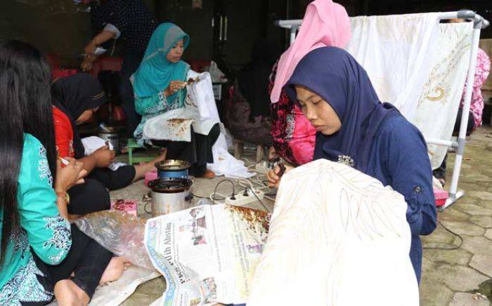 Perajin Batik Banyuwangi Gencarkan Pemanfaatan Pewarna dari Alam Asli Perajin Batik Banyuwangi Gencarkan Pemanfaatan Pewarna dari Alam Asli