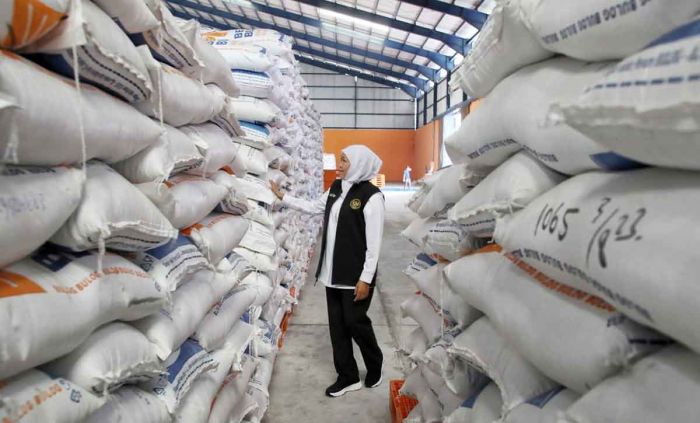 Gubernur Khofifah Pastikan Stok Beras di Jawa Timur Aman dan Cukup Gubernur Khofifah Pastikan Stok Beras di Jawa Timur Aman dan Cukup