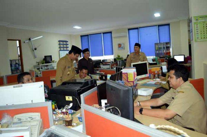Mengayak Loyalitas Pejabat SQ (5): Di Sejumlah SKPD Muncul Kubu-kubuan Pejabat Mengayak Loyalitas Pejabat SQ (5): Di Sejumlah SKPD Muncul Kubu-kubuan Pejabat