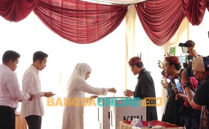 Khofifah Gunakan Hak Pilih Ditemani 2 Putranya Khofifah Gunakan Hak Pilih Ditemani 2 Putranya