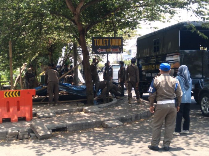 Satpol PP Kota Batu Lakukan Pembersihan Sisa Lapak PKL di Jalan Sultan Agung Satpol PP Kota Batu Lakukan Pembersihan Sisa Lapak PKL di Jalan Sultan Agung