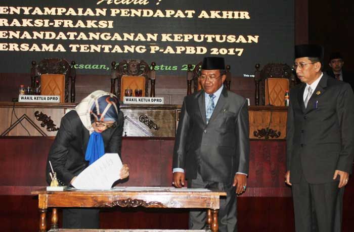Seluruh Fraksi Setujui P-APBD Kabupaten Proboliggo 2017 Seluruh Fraksi Setujui P-APBD Kabupaten Proboliggo 2017