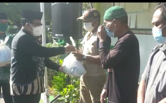 Sisihkan Gaji, ASN Kemenag Tuban Bagikan Paket Sembako dan Vitamin Kepada Warga Terimbas Pandemi Sisihkan Gaji, ASN Kemenag Tuban Bagikan Paket Sembako dan Vitamin Kepada Warga Terimbas Pandemi