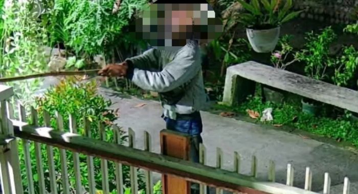 Terekam CCTV, Aksi Pencuri Pakaian Dalam Dini Hari di Telaga Bandung Lamongan Viral
