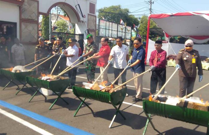 Kejari Sidoarjo Musnahkan Ratusan Ribu Barang Bukti Kejari Sidoarjo Musnahkan Ratusan Ribu Barang Bukti