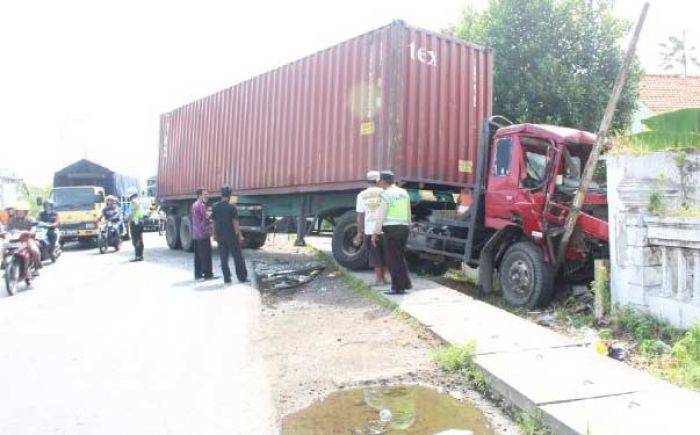 Kecelakaan di Raya Porong, Truk Kontainer Hantam Rumah Warga