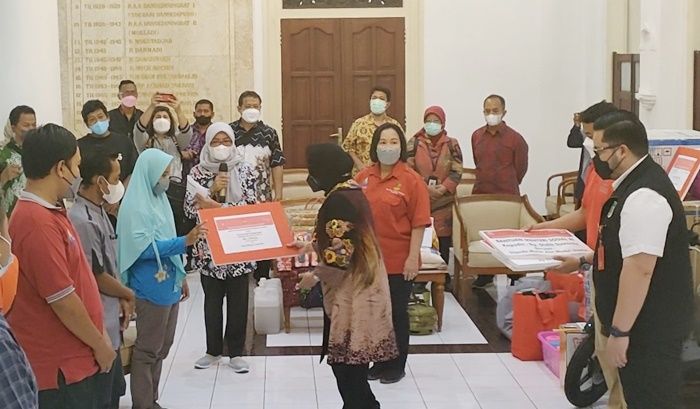 Kunjungan Kerja ke Kediri, Mensos Risma Serahkan Bantuan Atensi