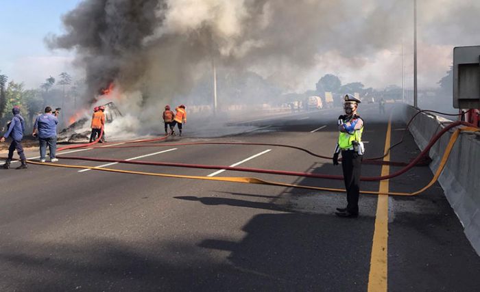 Api Tiba-Tiba Muncul dari Samping Kiri, Truk Muat Sampah Karet Terbakar di Jalan Tol Sidoarjo