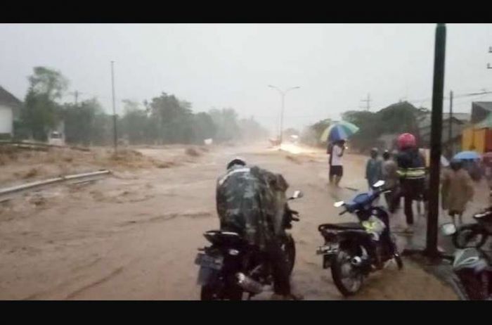 Banjir Bandang Bercampur Lumpur Terjang Purwodadi, Jalur Malang-Surabaya Lumpuh Banjir Bandang Bercampur Lumpur Terjang Purwodadi, Jalur Malang-Surabaya Lumpuh