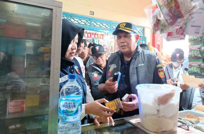 Bupati Mojokerto Pimpin Razia Rokok Ilegal Bupati Mojokerto Pimpin Razia Rokok Ilegal