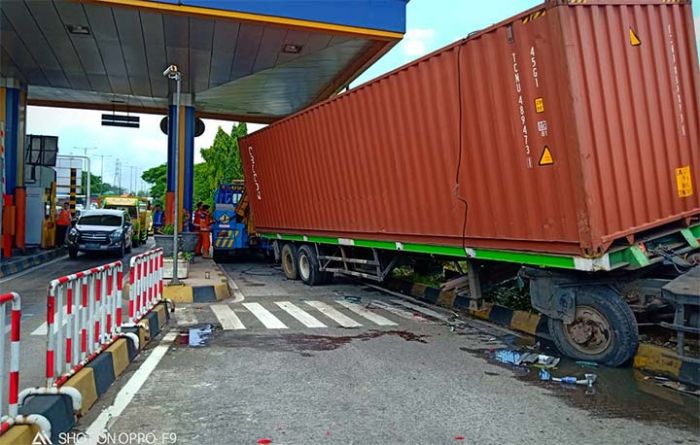 Rem Blong, Trailer Sasak Empat Mobil Antre di Exit Tol Waru Rem Blong, Trailer Sasak Empat Mobil Antre di Exit Tol Waru