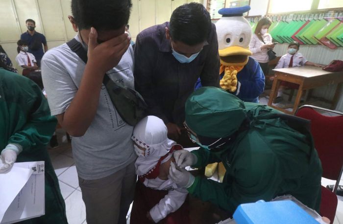 Wali Kota Kediri Dampingi Anak Yatim Korban Covid-19 yang Takut Divaksin Wali Kota Kediri Dampingi Anak Yatim Korban Covid-19 yang Takut Divaksin