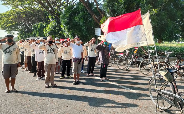 Begini Upacara HUT RI ke-76 ala Onthelis Kediri Begini Upacara HUT RI ke-76 ala Onthelis Kediri