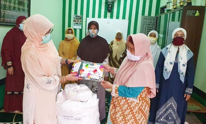 Bantu Cegah dan Atasi Dampak Corona, Hj. Aida Fitriyati Bagikan Masker, Sembako, & Hand Sanitizer Bantu Cegah dan Atasi Dampak Corona, Hj. Aida Fitriyati Bagikan Masker, Sembako, & Hand Sanitizer