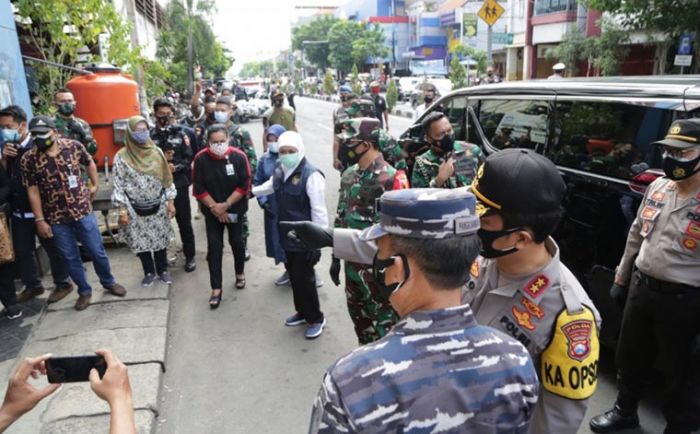 Forkopimda Jatim Bagikan Ribuan Masker ke Pedagang dan Pengunjung Pasar Kapasan