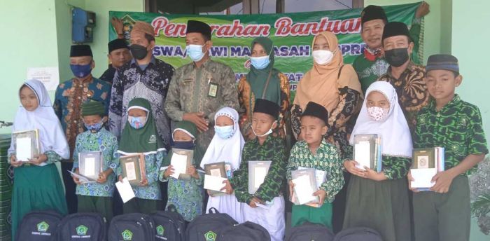 UPZ Kemenag Lamongan Salurkan Bantuan Kepada Siswa dan Pengelola Kantin UPZ Kemenag Lamongan Salurkan Bantuan Kepada Siswa dan Pengelola Kantin