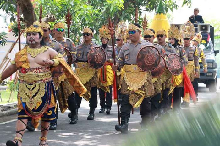 Peringati HUT ke-77 TNI, Personel Polres Mojokerto Kota Berpakaian ala Majapahitan Peringati HUT ke-77 TNI, Personel Polres Mojokerto Kota Berpakaian ala Majapahitan
