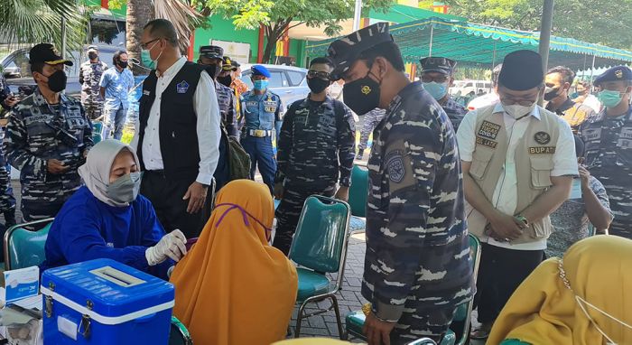 Koarmada II TNI AL Gelar Serbuan Vaksinasi Covid-19 di Bangkalan Koarmada II TNI AL Gelar Serbuan Vaksinasi Covid-19 di Bangkalan