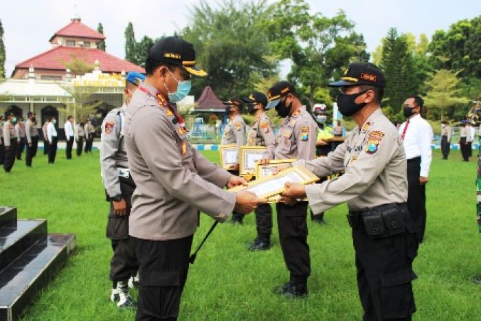 Kapolres Bangkalan Berikan Penghargaan kepada Polsek Berprestasi dalam Mengantisipasi Covid-19