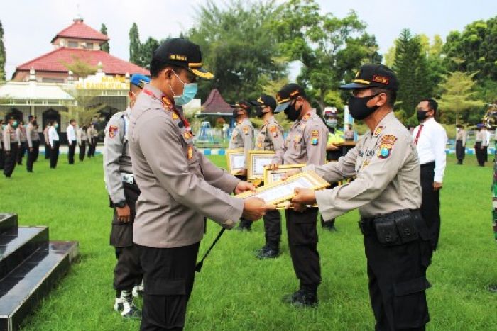 Kapolres Bangkalan Berikan Penghargaan kepada Polsek Berprestasi dalam Mengantisipasi Covid-19 Kapolres Bangkalan Berikan Penghargaan kepada Polsek Berprestasi dalam Mengantisipasi Covid-19