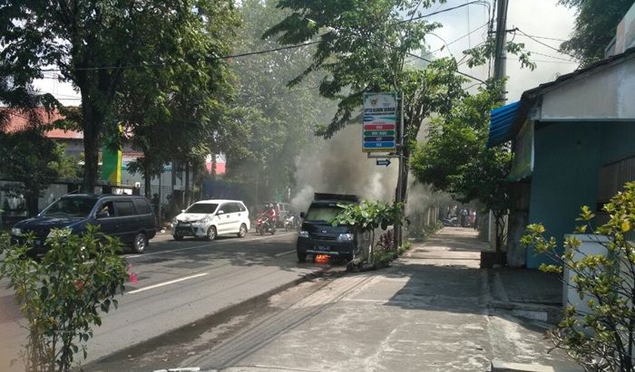 Diduga Korsleting, Mobil Box Minuman Suplemen di Kota Kediri Terbakar