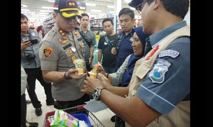 Waspada, Puluhan Mamin Tak Layak Konsumsi Ditemukan di Supermarket Tuban Waspada, Puluhan Mamin Tak Layak Konsumsi Ditemukan di Supermarket Tuban