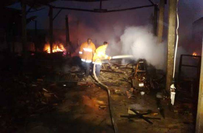 Gudang Meubelair di Lamongan Ludes Terbakar Gudang Meubelair di Lamongan Ludes Terbakar