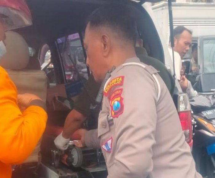 Penumpang Motor Tewas Usai Terlindas Truk yang Akan Menyalip di Simpang Lima Krian Penumpang Motor Tewas Usai Terlindas Truk yang Akan Menyalip di Simpang Lima Krian
